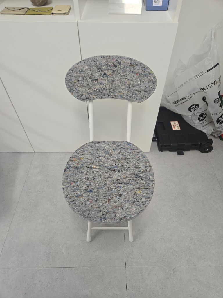 업사이클링 접이식 의자 정면